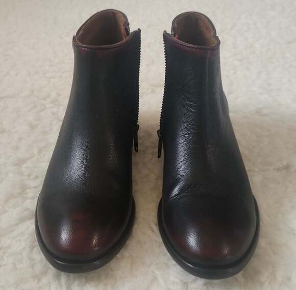 Frye Women's Carson Piping Bootie Black/ Scarlet/ SIZE: 6.5 - Picture 7 of 11